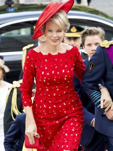Королева Бельгии подчеркнула морщины, выбрав неудачный оттенок одежды