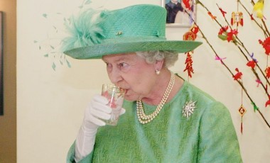 Британская королева Елизавета II выпустила собственный джин