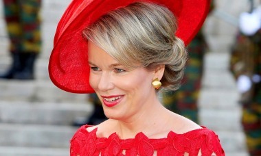 Королева Бельгии подчеркнула морщины, выбрав неудачный оттенок одежды
